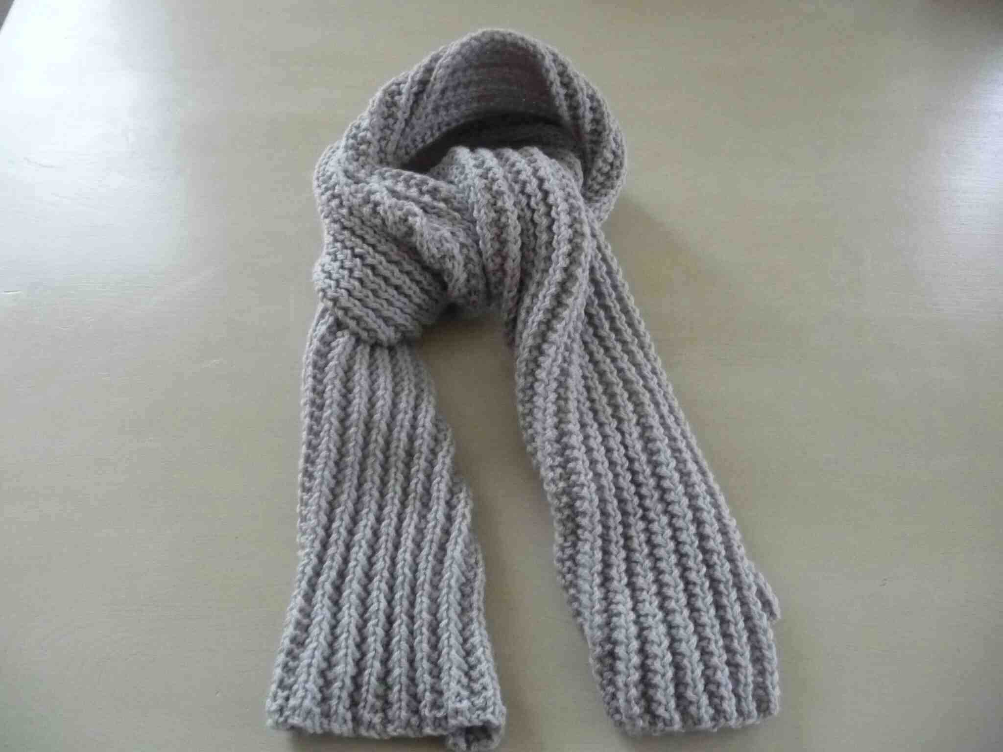 Comment tricoter une écharpe qui ne roule pas ?